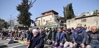 Filistinliler cuma namazını Kudüs'te gerilimin yüksek olduğu Şeyh Cerrah'ta kıldı