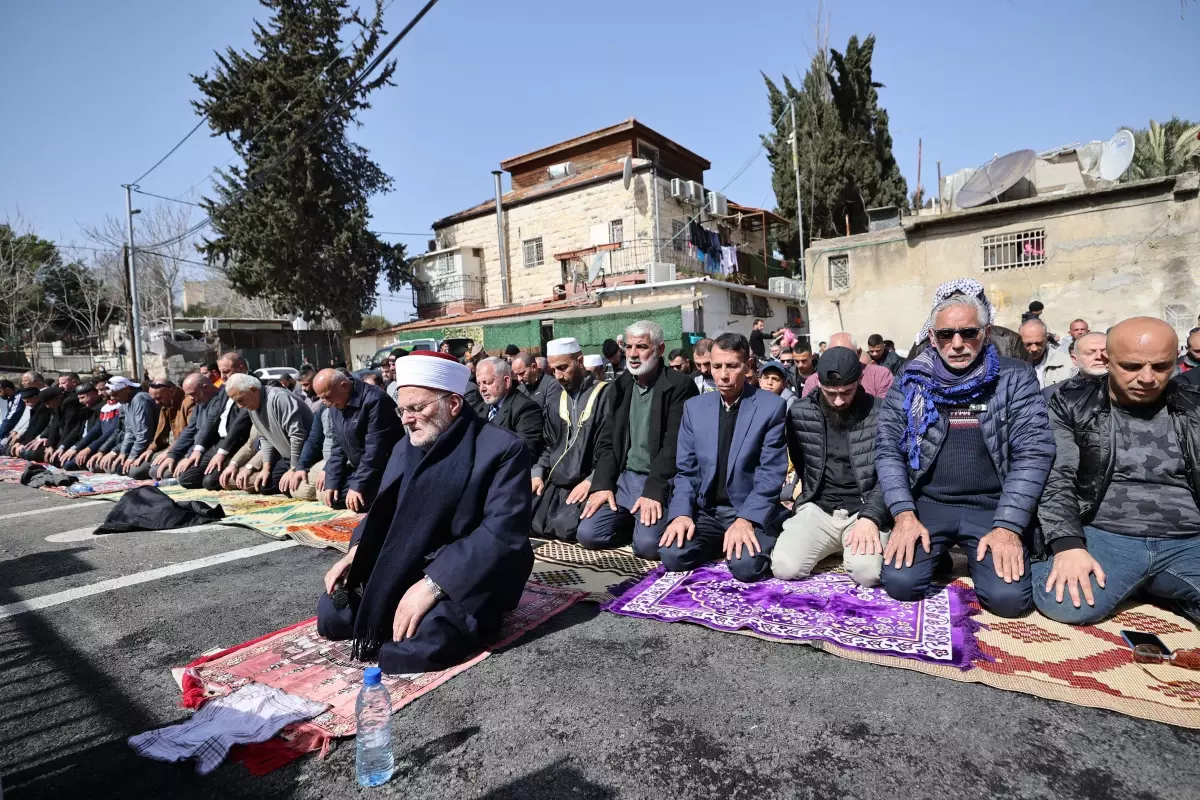 Filistinliler cuma namazını Kudüs'te gerilimin yüksek olduğu Şeyh Cerrah'ta kıldı