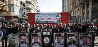 Gazzeliler Filistinli tutuklularla dayanışma için Kızılhaç önünde cuma namazı kıldı