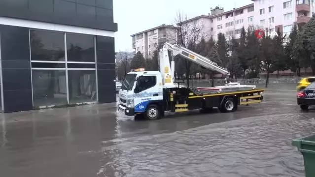 Son dakika 3. sayfa: İtfaiye eri otomobilde mahsur kalan sürücüyü kucağında taşıdı