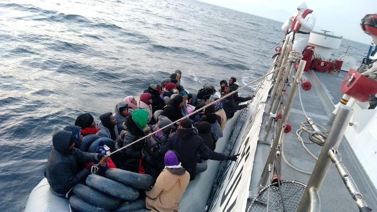 İzmir açıklarında 76 düzensiz göçmen kurtarıldı