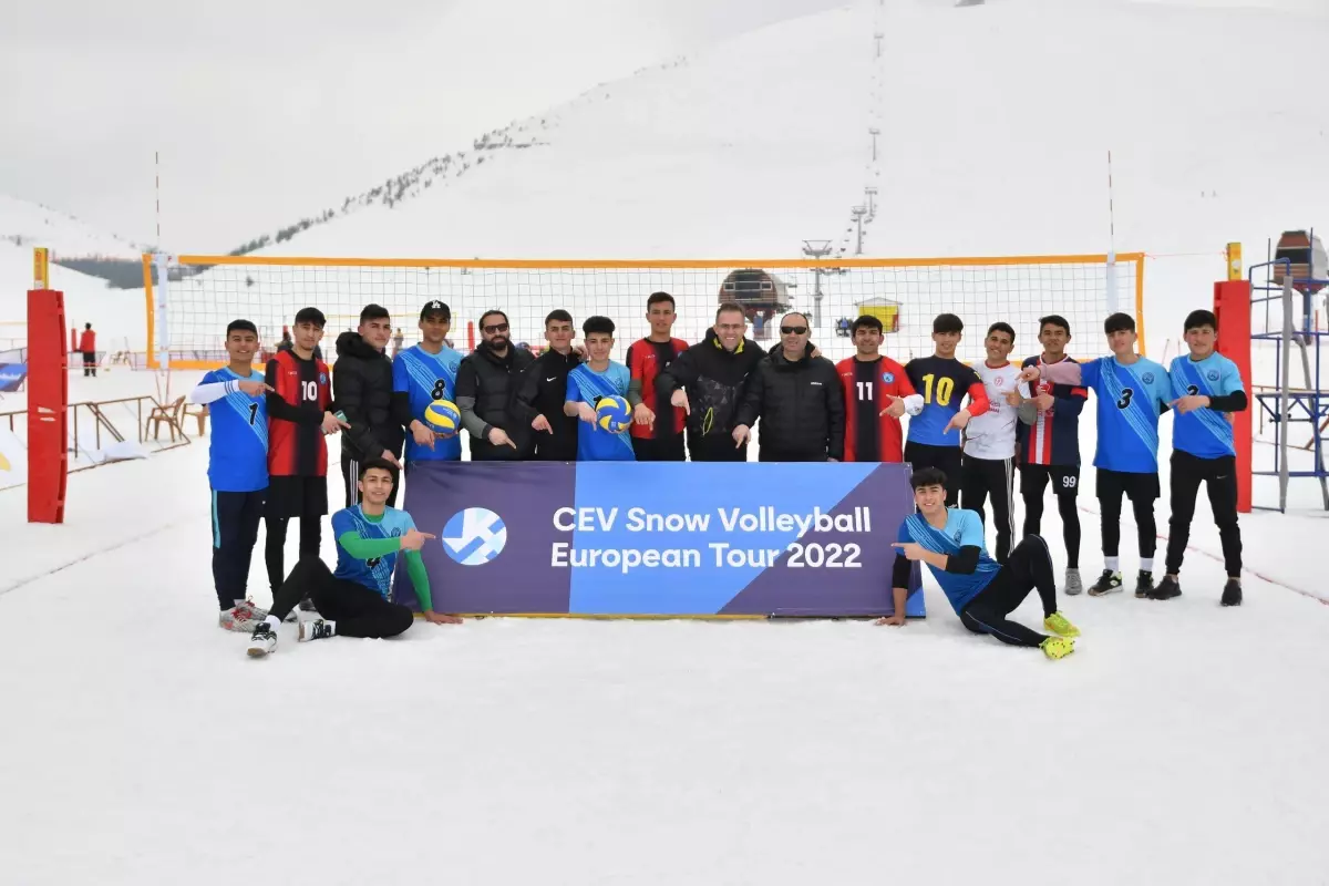 Kahramanmaraş'ta kar voleybolu heyecanı