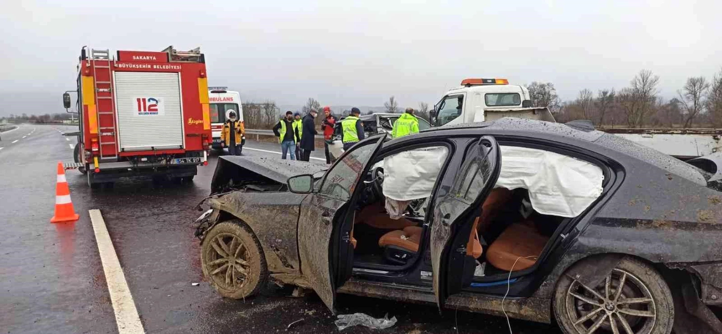 Kuzey Marmara Otoyolu\'nda iki otomobilin çarpışması sonucu 4 kişi yaralandı