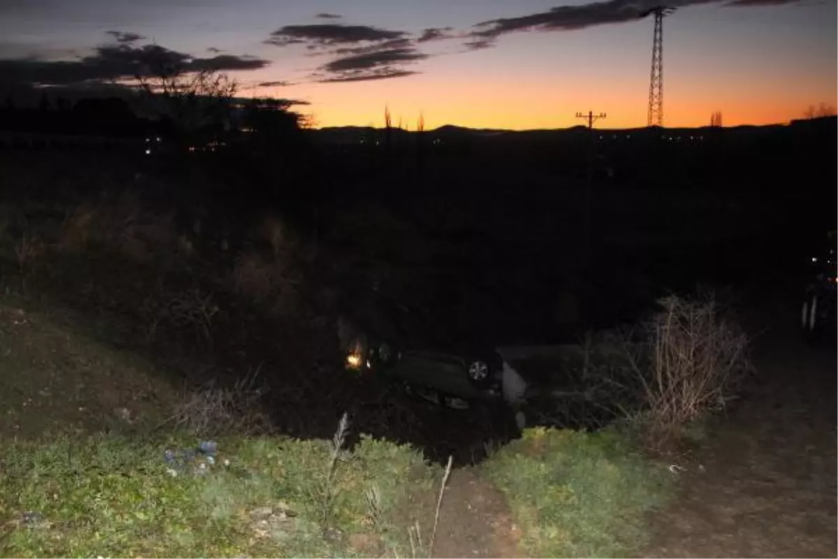 Kontrolden çıkan otomobil dere yatağına uçtu; 3 yaralı