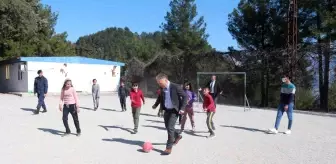 Köy okuluna ziyarete giden Bucak Kaymakamı Erol Tanrıkulu soluğu sahada aldı