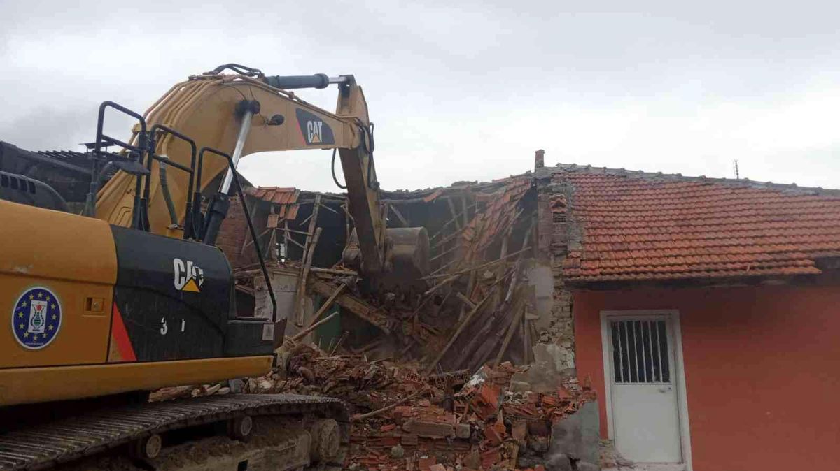 Kütahya\'da metruk evler yıkılıyor