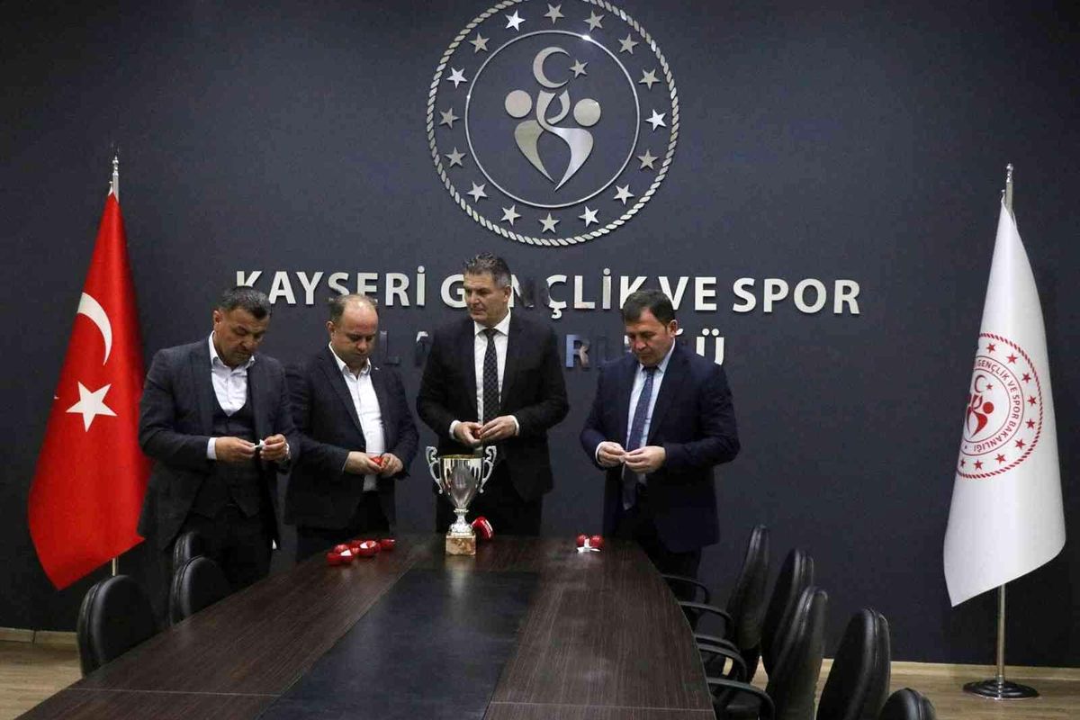 Mahallede maç var