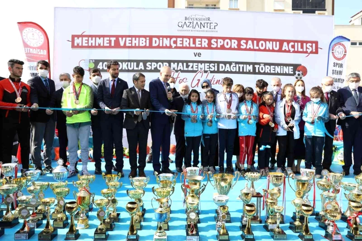 Mehmet Vehbi Dinçerler Spor Salonu\'nun resmi açılışı yapıldı