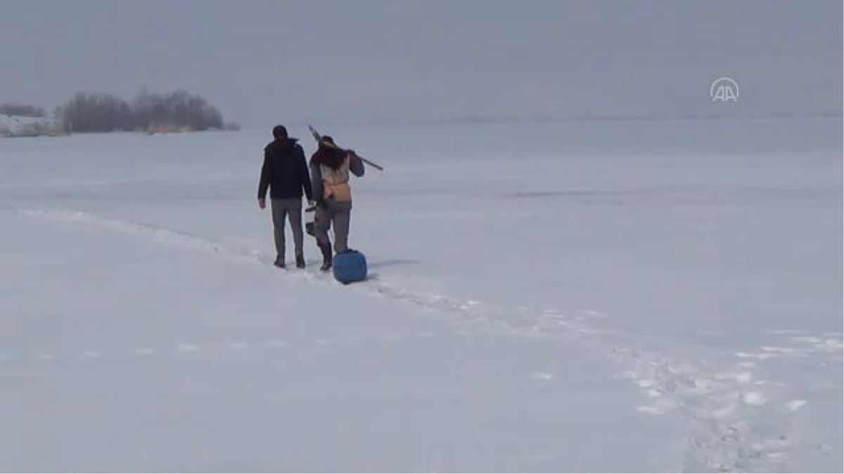 Nazik Gölü\'nde "eskimo usulü" balık avı