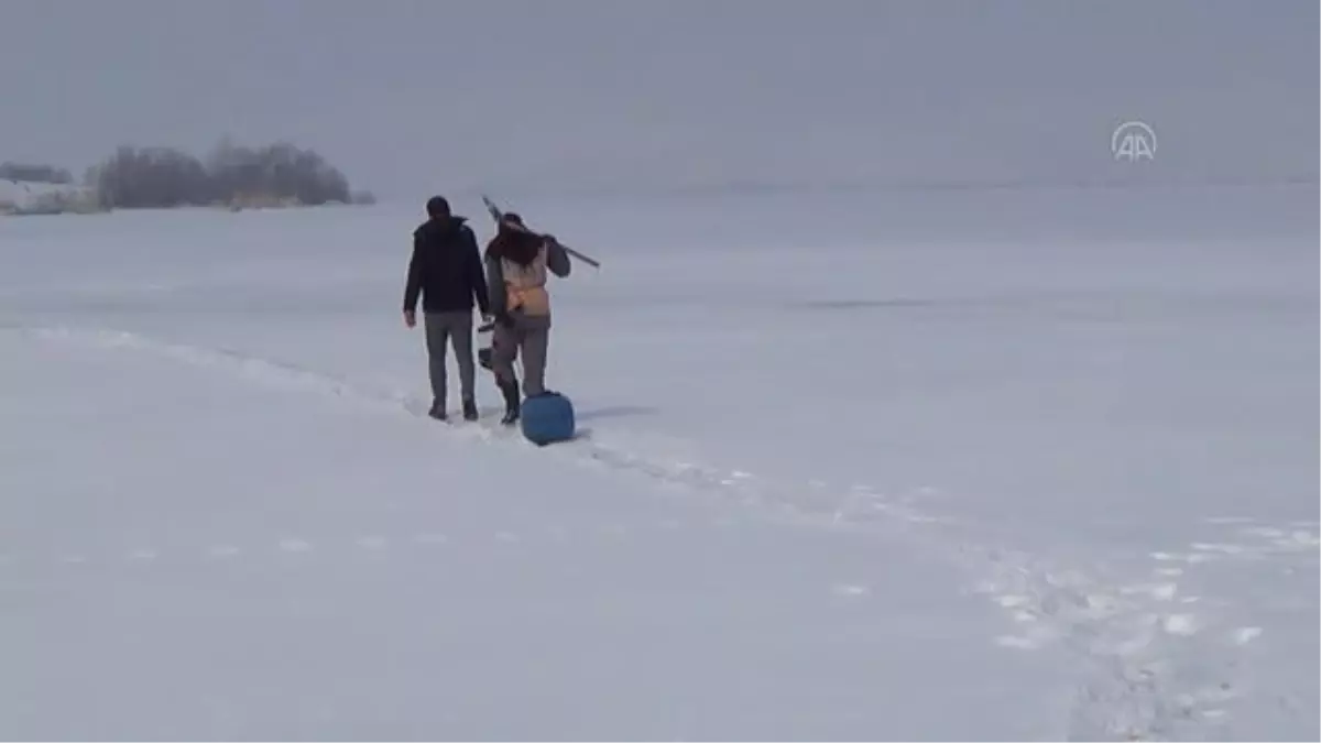 Nazik Gölü'nde 'eskimo usulü' balık avı