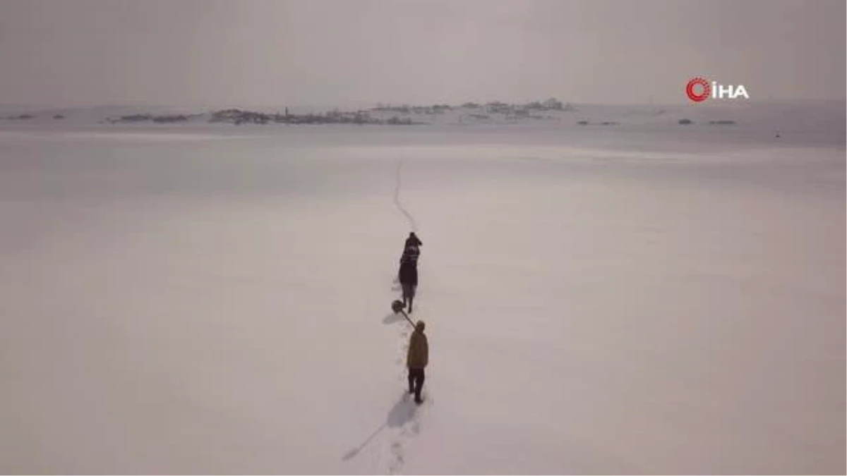 Nazik Gölü\'nde eskimo usulü balık avı böyle görüntülendi