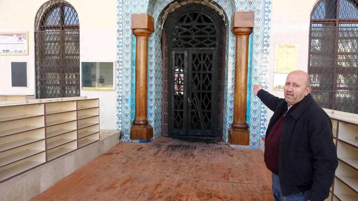 Osmaniye\'de tarihi caminin kapısını yaktılar
