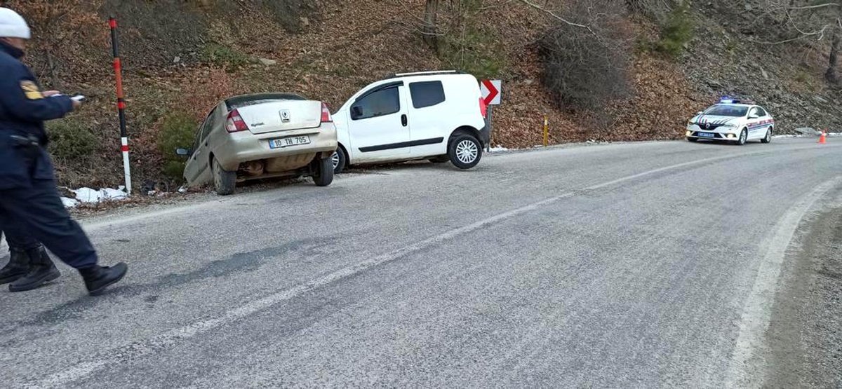 Otomobil ile kamyonet kafa kafaya çarpıştı: 4 yaralı