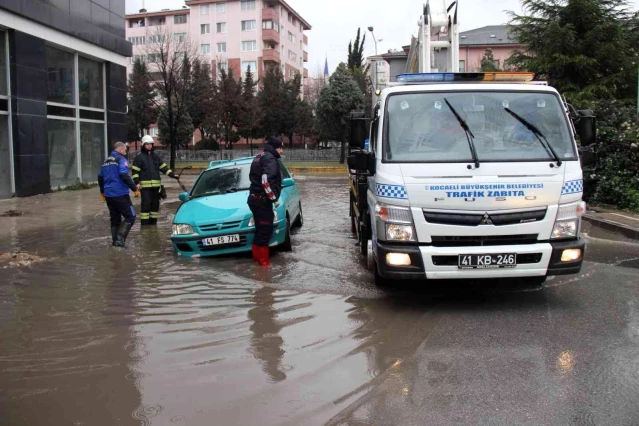 Son dakika 3. sayfa: İtfaiye eri otomobilde mahsur kalan sürücüyü kucağında taşıdı