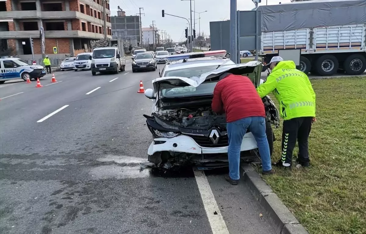 Samsun\'da trafik kazası: 1\'i polis 2 kişi yaralı