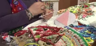 Sandık diplerinde kalmış oya ve kanaviçeler onun elinde tekrar değerleniyor