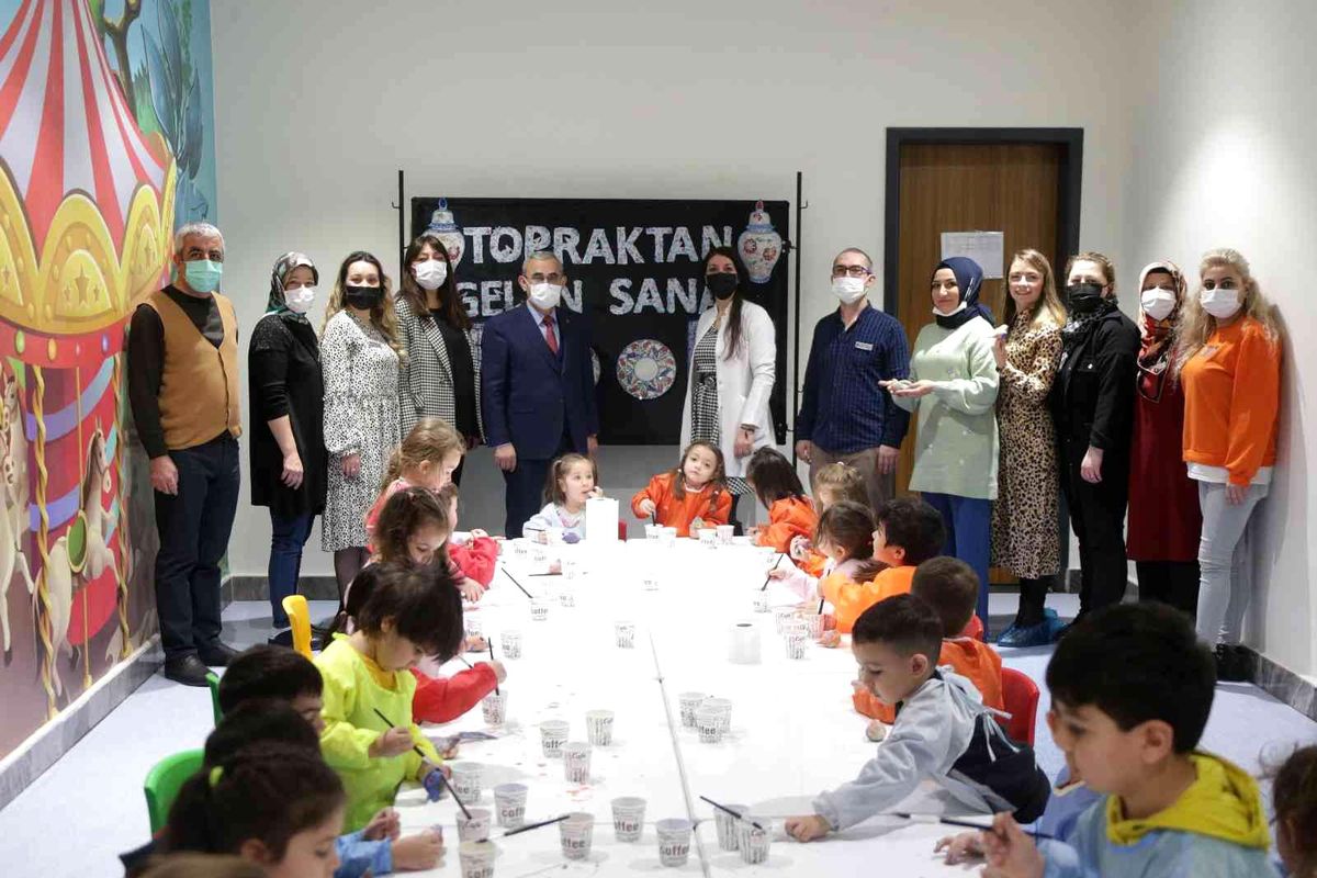 Seramik hamuruna şekil verdiler