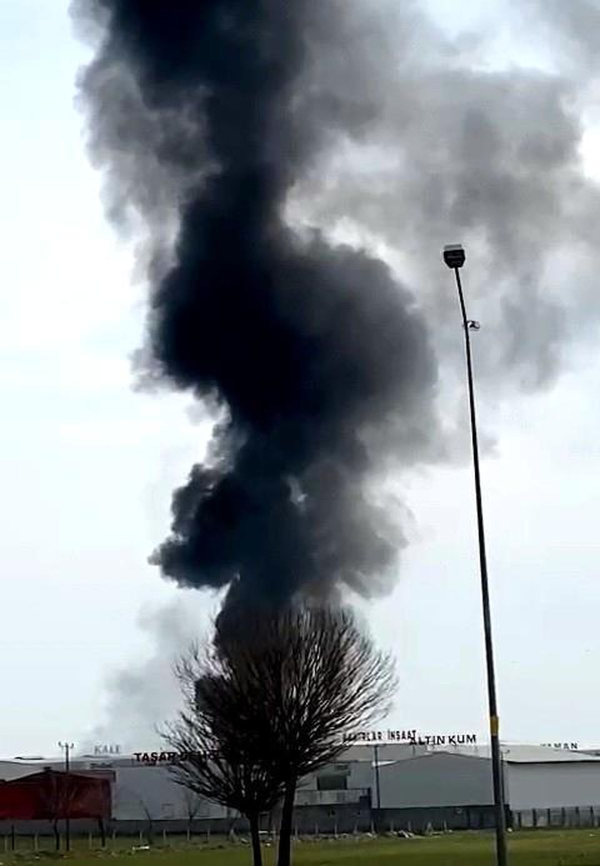 Siyah dumanlar yükseldi
