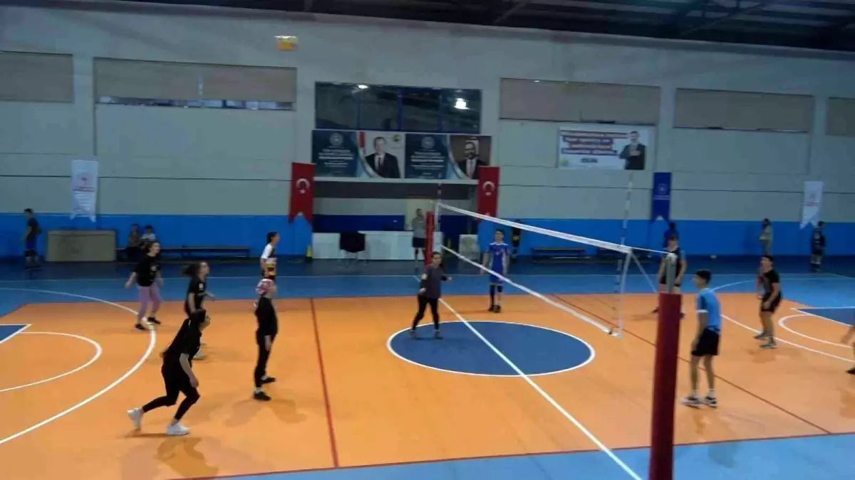 Tatvanlı gençler voleybol oynayarak stres atıyor