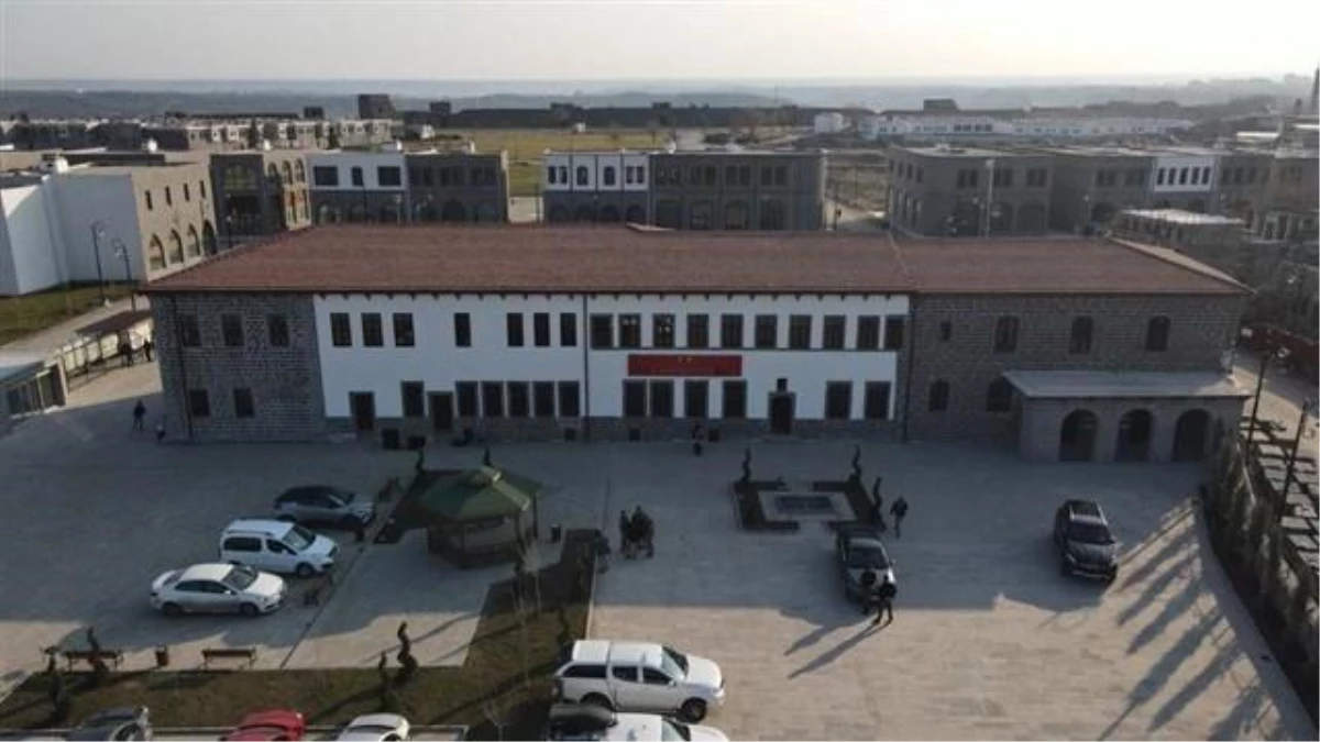 Sur\'da terörün zarar verdiği okul kaymakamlık binasına dönüştürüldü