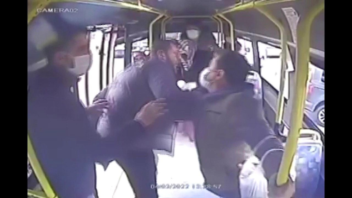 Minibüs şoförünü önce uyardı sonra yumruk yumruğa kavga etti!