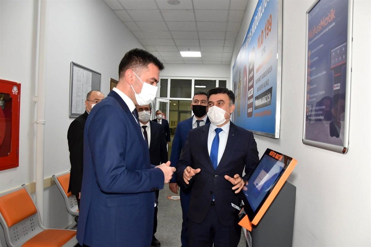 Vali Tekbıyıkoğlu: \'Bilişim uygulamaları, vatandaşlara hızlı hizmet sağlıyor\'