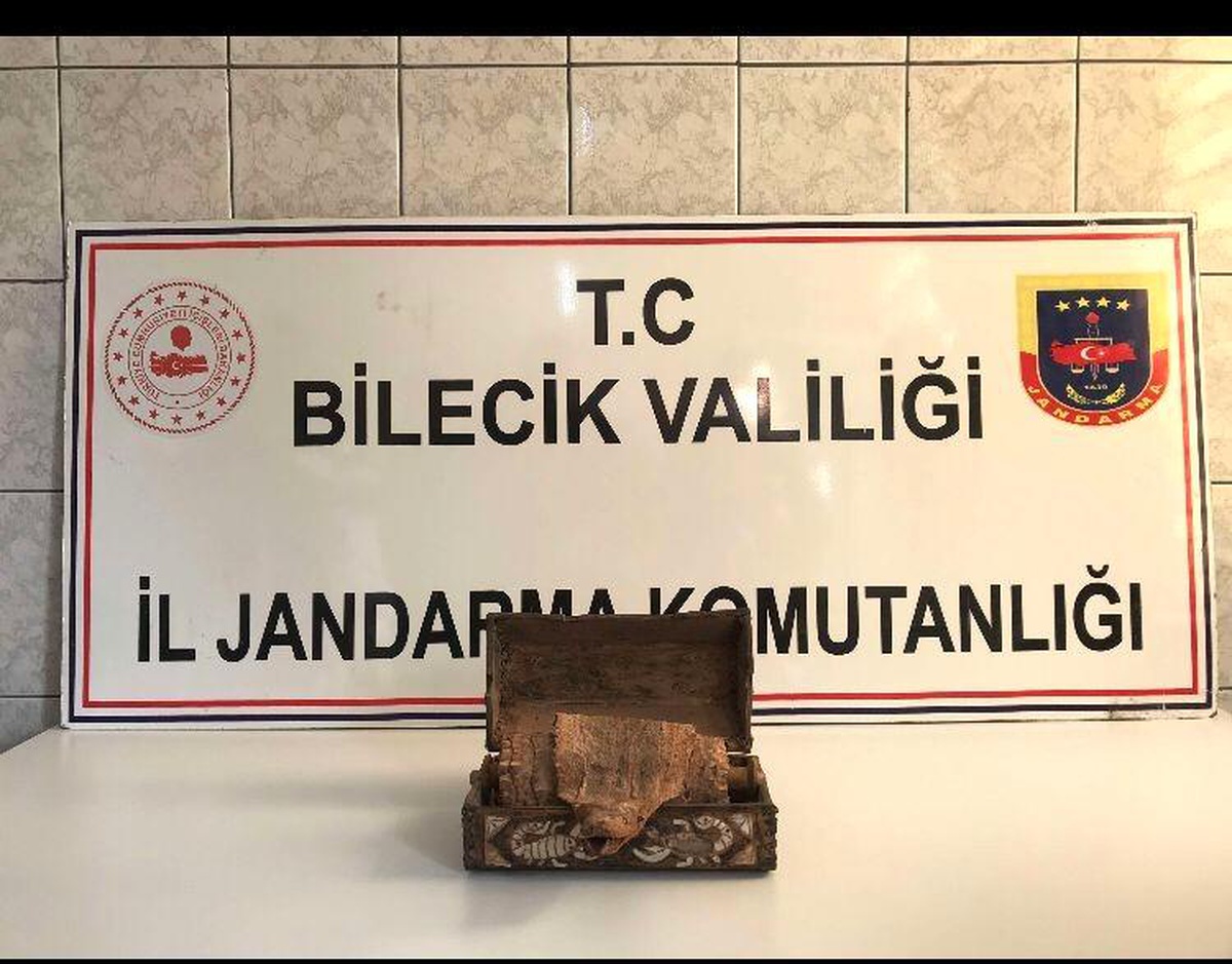 Yahudilikle ilgili terimler ve figürlerin bulunduğu yılan derisi ele geçirildi