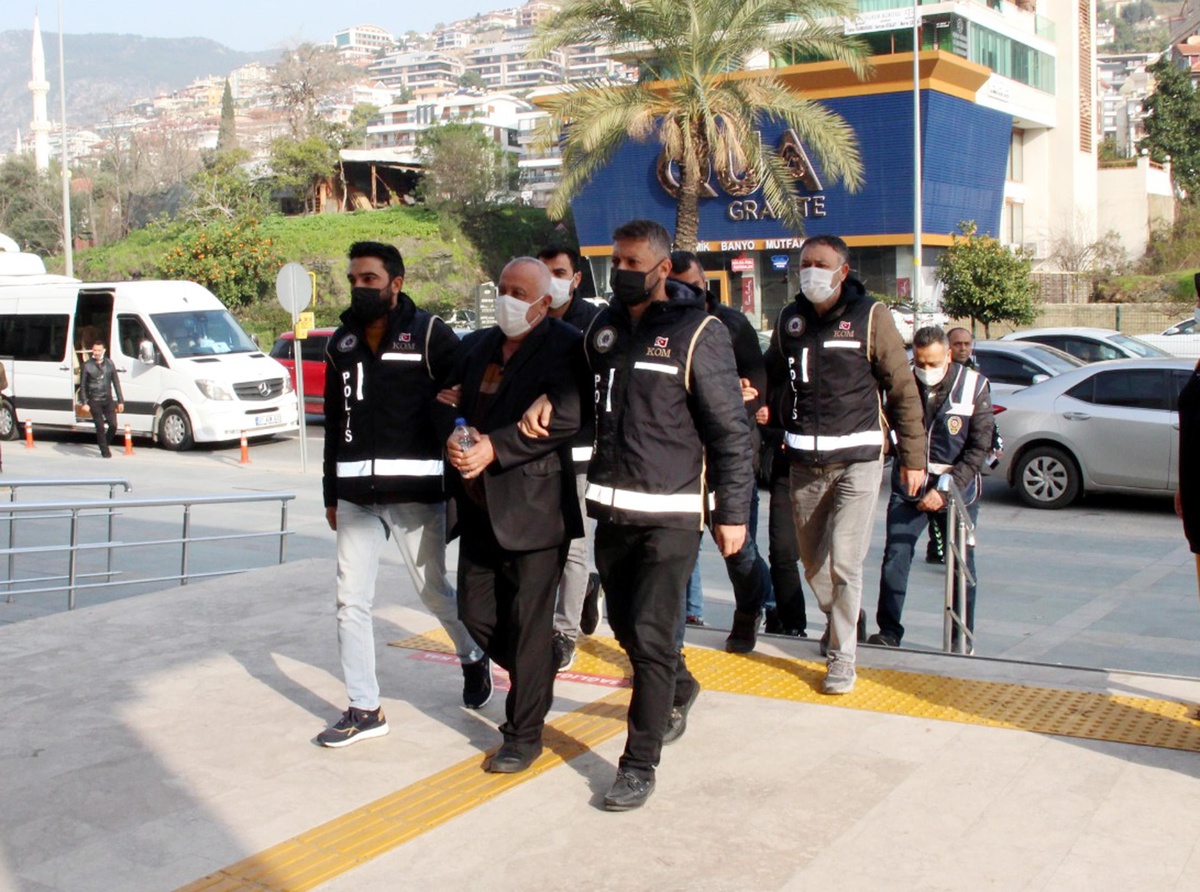 Alanya\'da tefecilik yaptığı öne sürülen iki şüpheli tutuklandı
