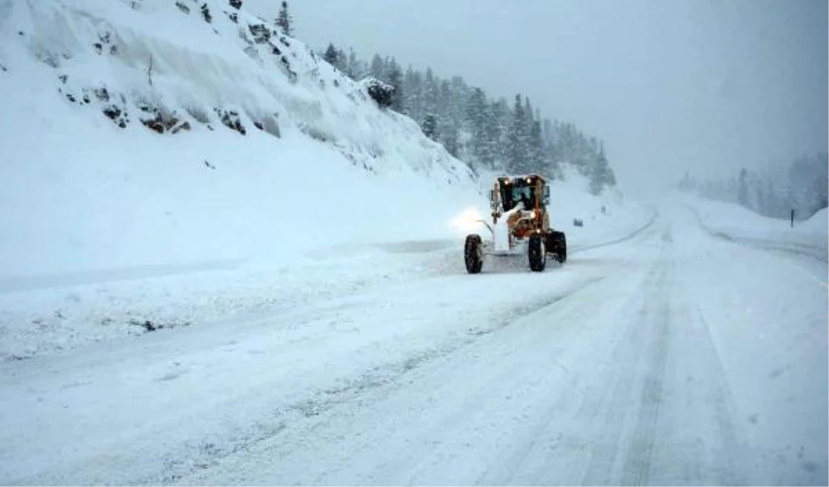 Antalya\'da kar yağışı ulaşımı aksattı (2)