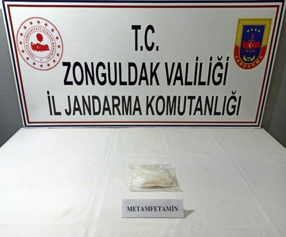 Araçta uyuşturucu ile yakalanana 3 kişi tutuklandı