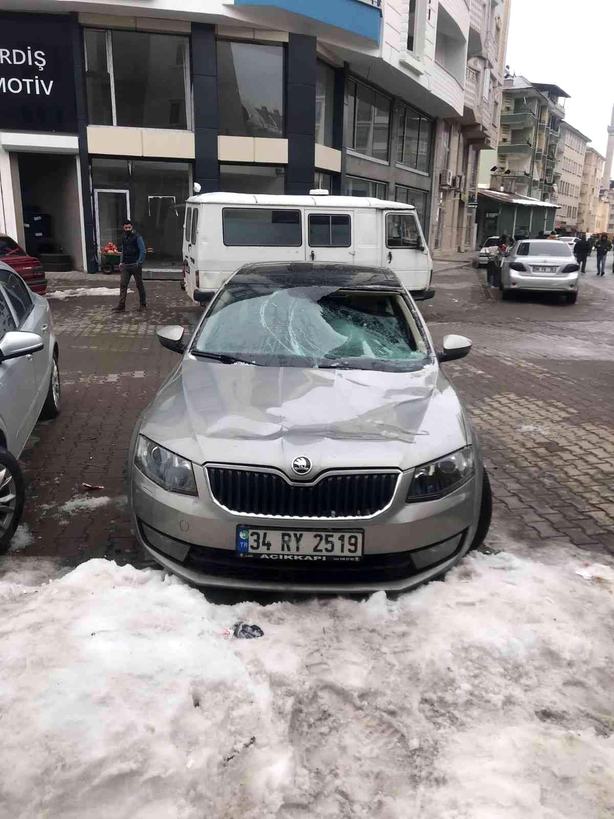 Çatılardan düşen kar birikintileri, araçlarda maddi hasara neden oldu