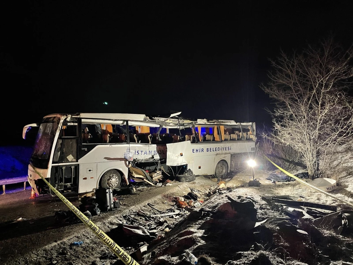 Cenaze yakınlarını taşıyan yolcu otobüsü devrildi: 2 ölü, 27 yaralı