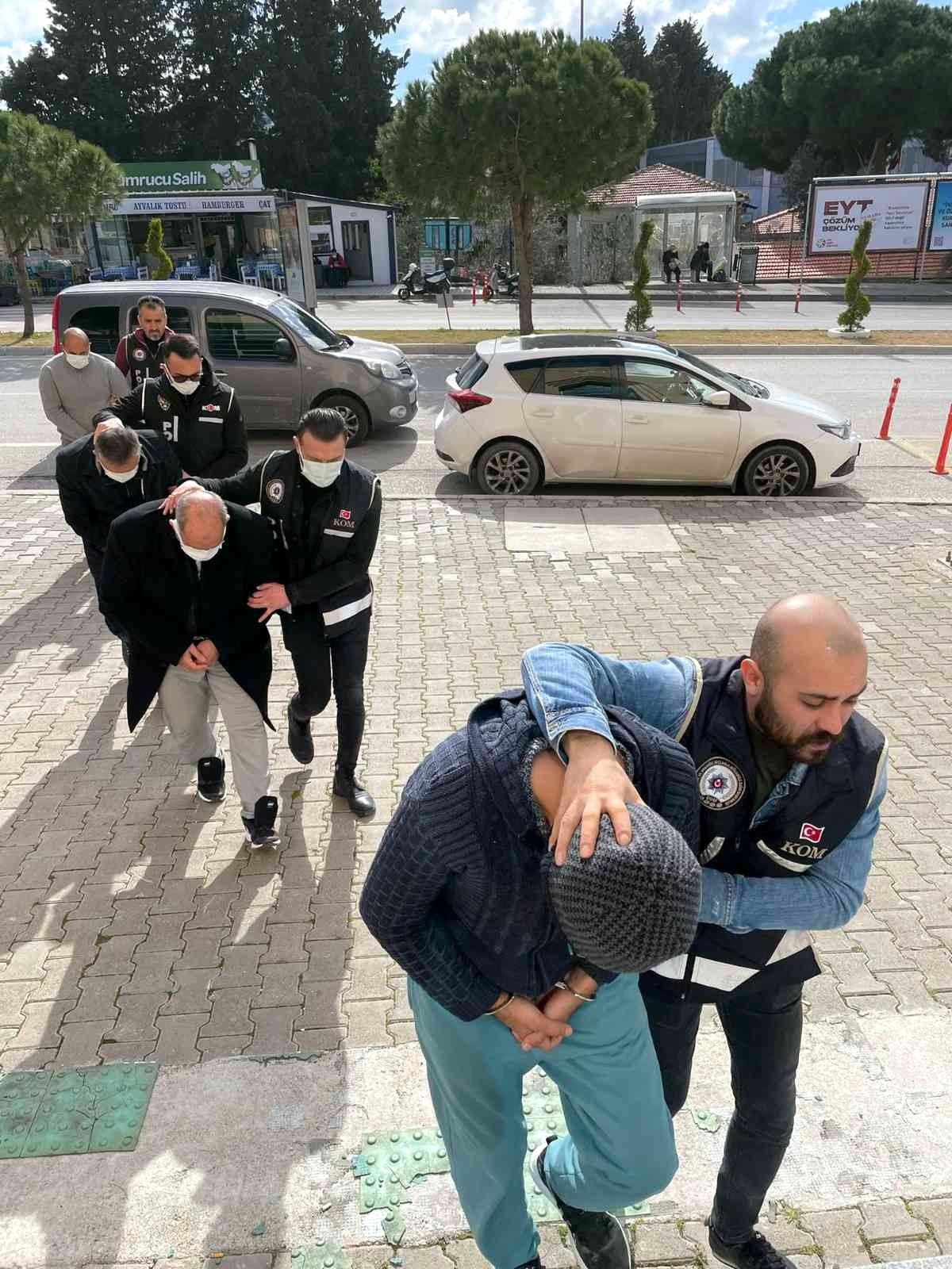 Çeşme\'den yurt dışına kaçmaya çalışan 12 FETÖ şüphelisi ve 2 organizatör tutuklandı