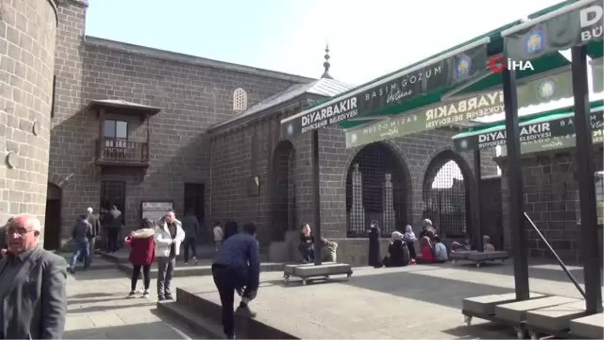 Diyarbakır'da güneşli havayı fırsat bilen vatandaşlar tarihi yerleri gezdi