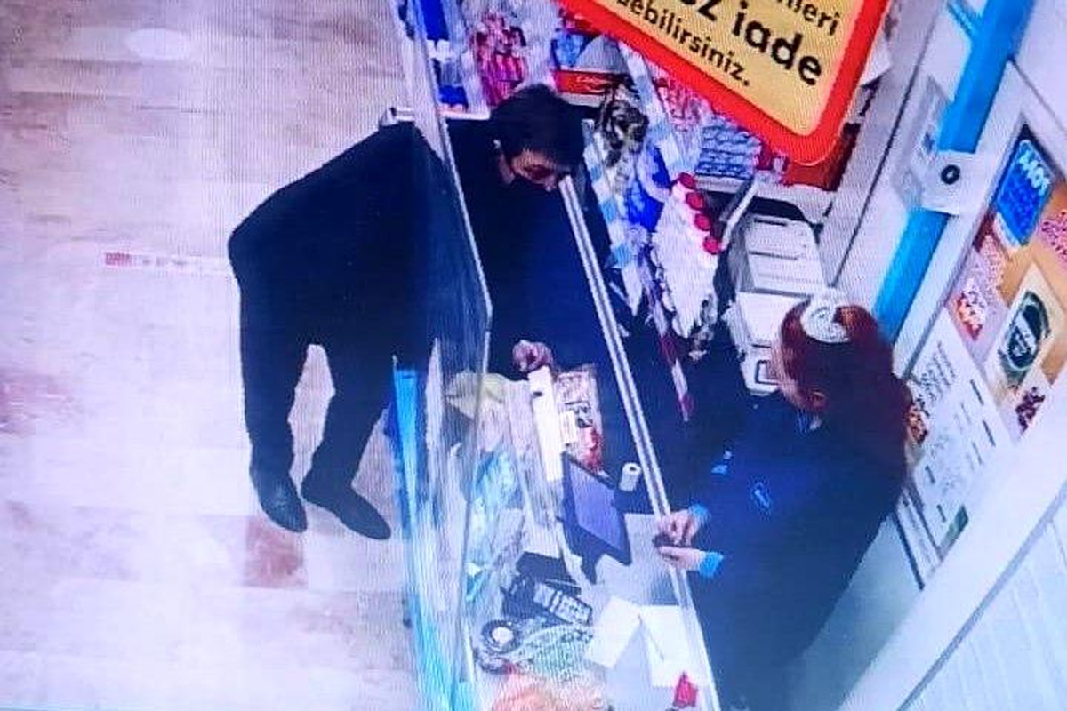 Lacivert takım elbisesini giyiyor, kravatını takıyor, "Komşu esnaftan geliyorum" diyerek para bozdurma bahanesiyle önüne geleni dolandırıyor!