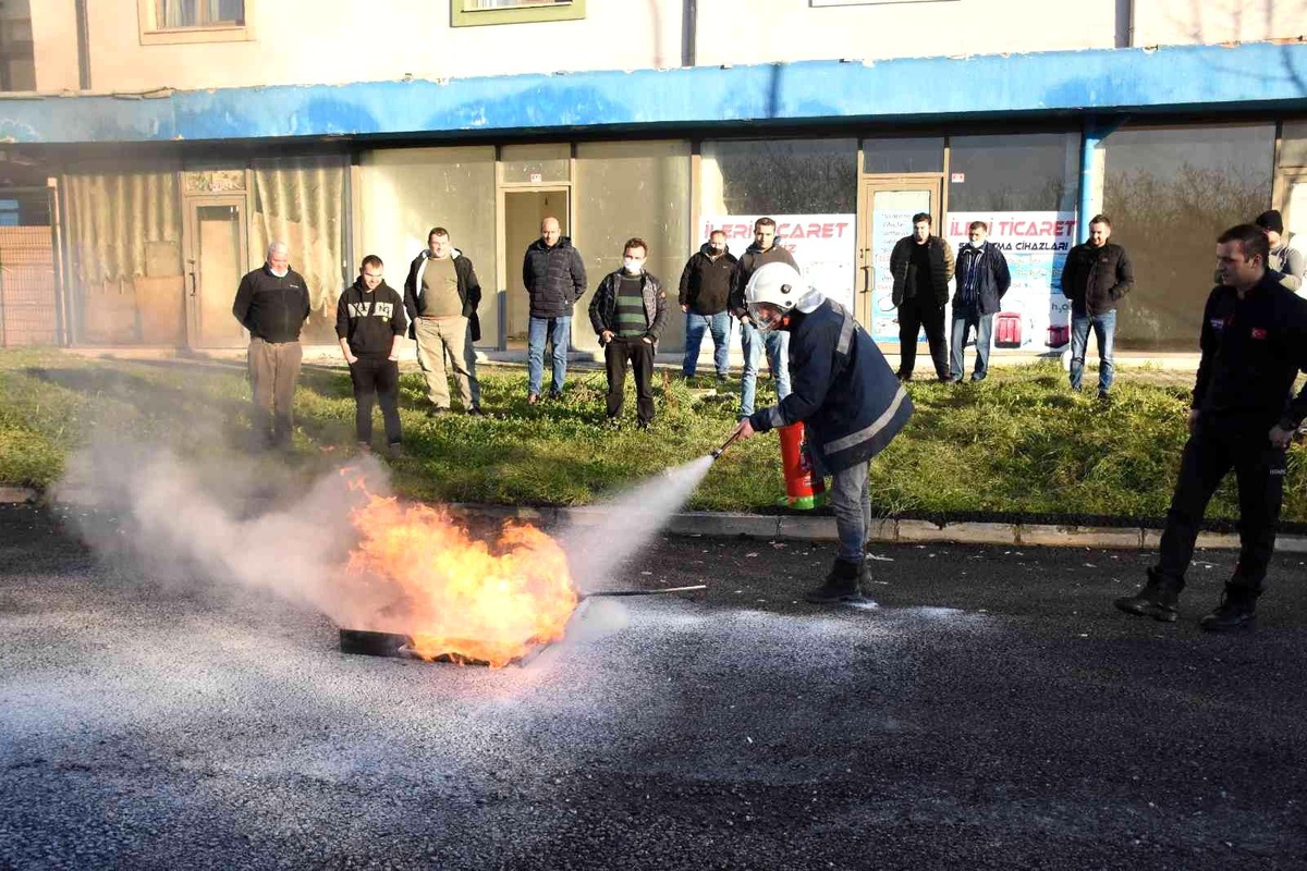 Son dakika haberleri... Düzce itfaiyesinden KYK\'da uygulamalı tatbikat