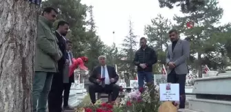 Son dakika haberleri! Eskişehir Hava Şehitliği'nde duygulandıran anlar... Karton toplayan Türkmen genç şehitler için böyle dua etti