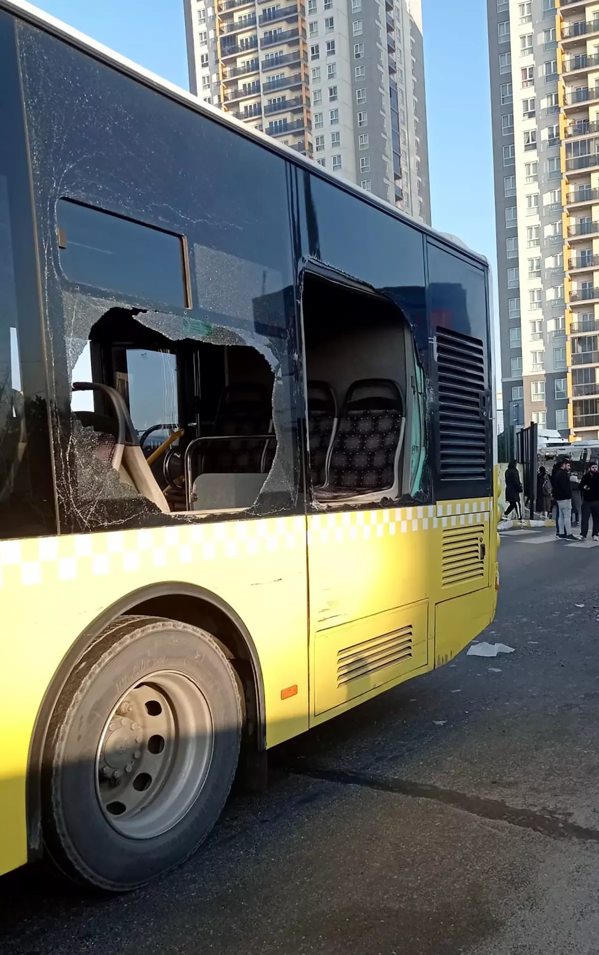 Güngören\'de kamyonete çarpan İETT otobüsünden fırlayan yolcu ağır yaralandı