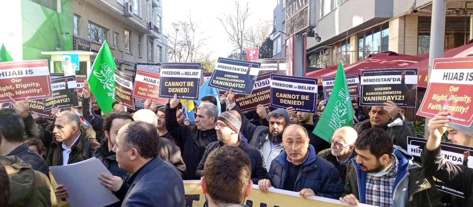 Hindistan\'daki başörtüsü yasağı İstanbul\'da protesto edildi