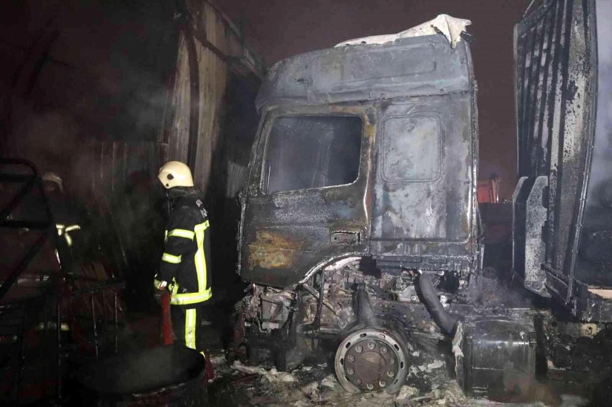 Kayseri\'de yangın paniği: 10 dükkan ve 3 tır küle döndü