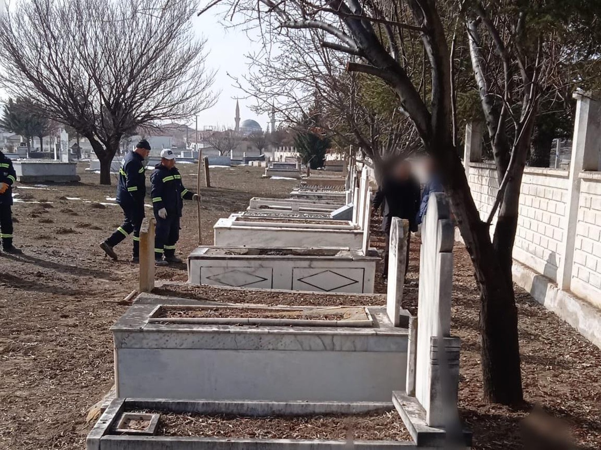 Konya\'da biyolojik annenin tespiti için 40 yıl önce ölen kişinin mezarı açıldı