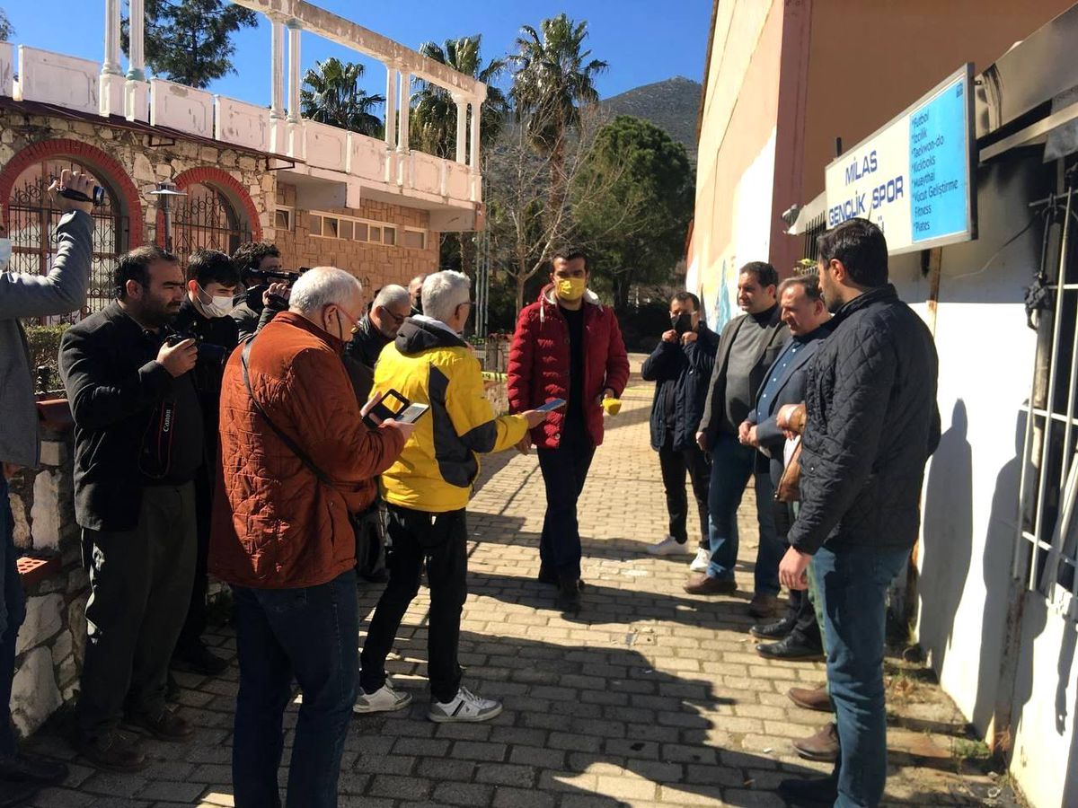Milas'ta kundaklanan kulüp binası önünde açıklama yapıldı