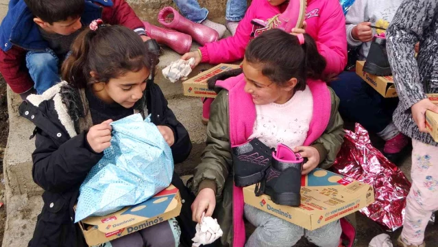 Köy çocuklarının sevinci: Soğuktan çatlayan ellerine krem getirdiler, onları ilk kez pizza ile tanıştırdılar!