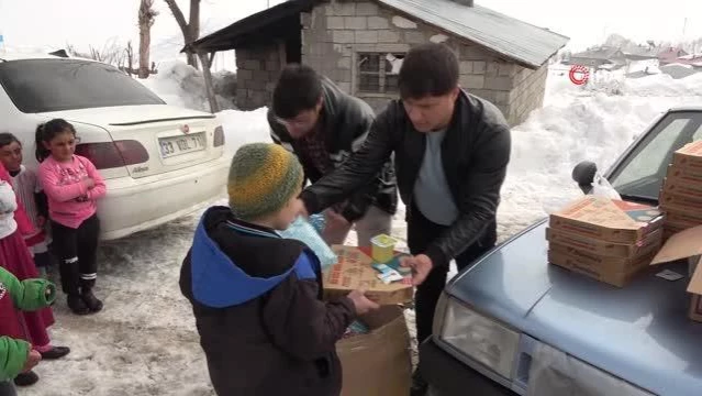 Köy çocuklarının sevinci: Soğuktan çatlayan ellerine krem getirdiler, onları ilk kez pizza ile tanıştırdılar!