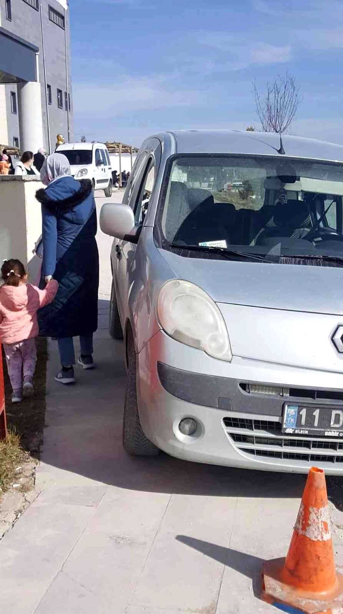 Resmi plakalı aracın, hastane kaldırımına park etmesine tepki