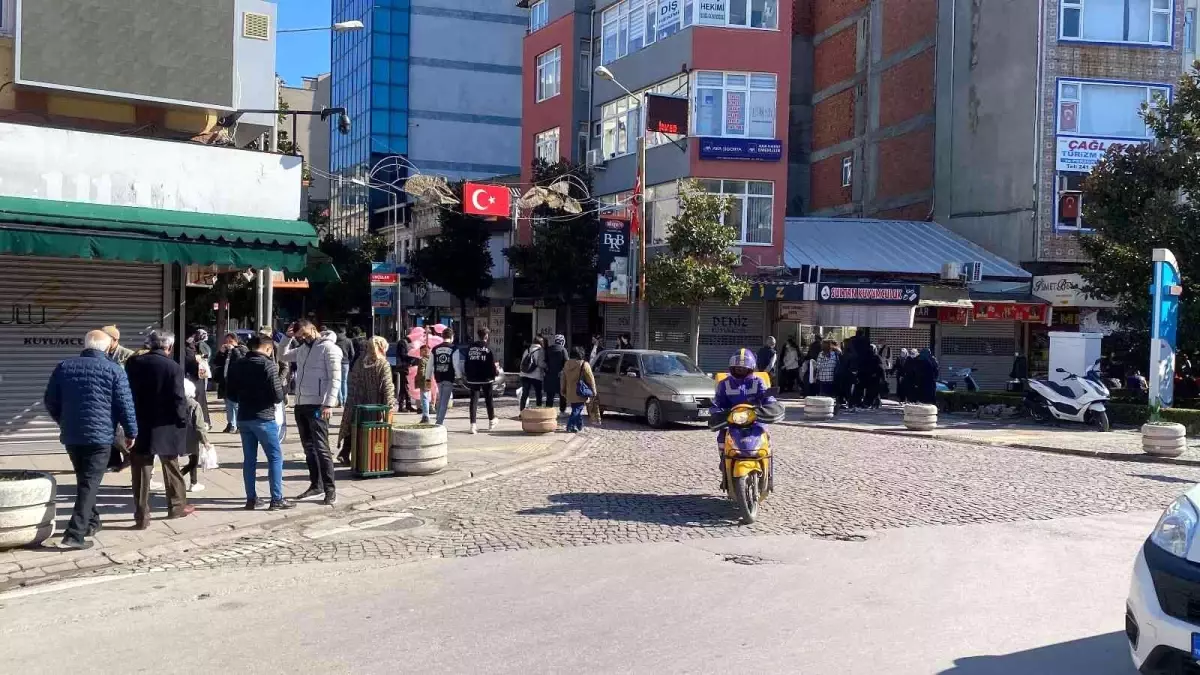 Şehrin simgesi Milli Kuvvetler Caddesi güneşli havada doldu taştı