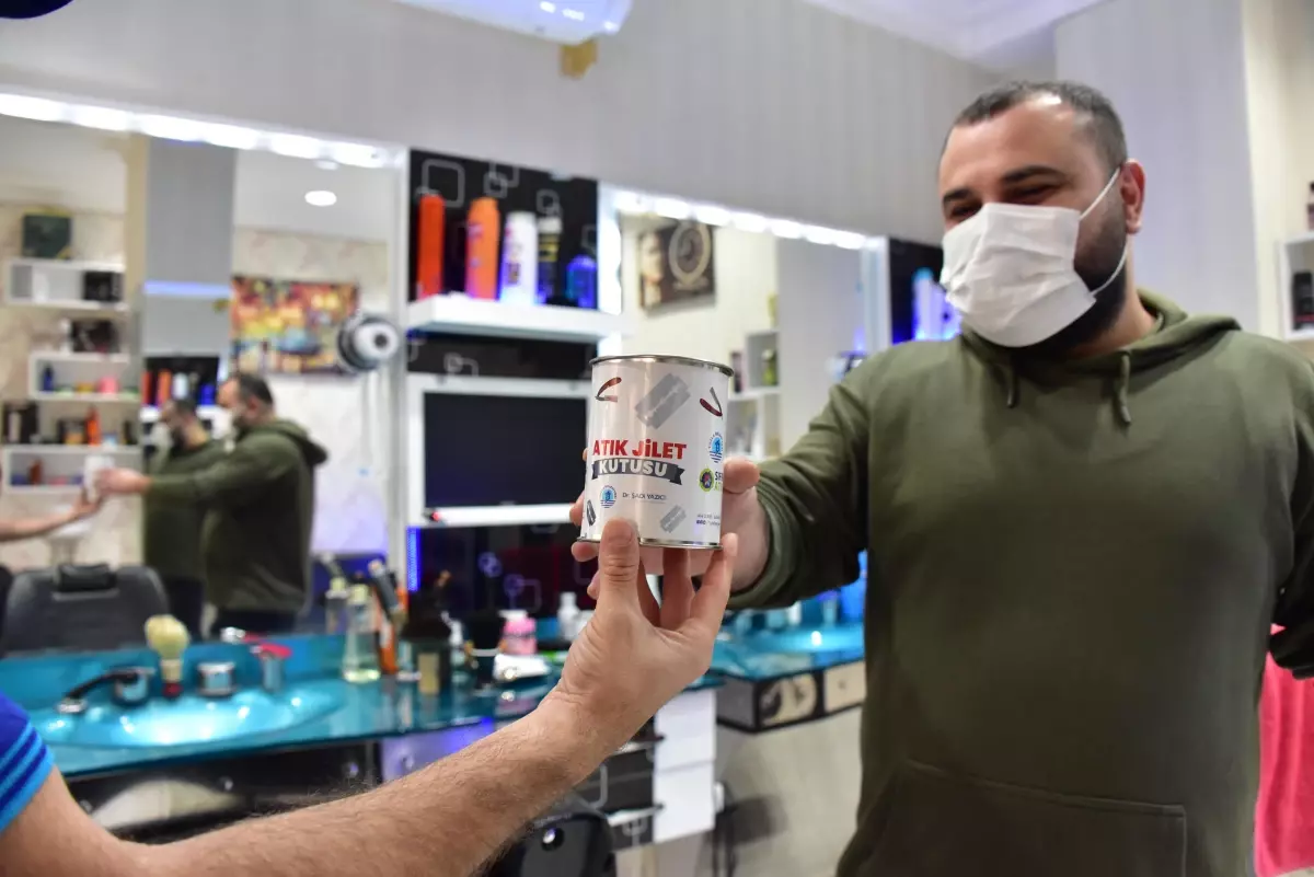 Tuzla'da bulunan 360 berber dükkanına atık jilet kutusu dağıtıldı
