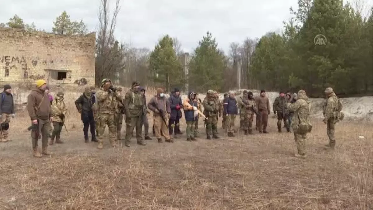 Ukraynalı siviller askeri eğitim alıyor