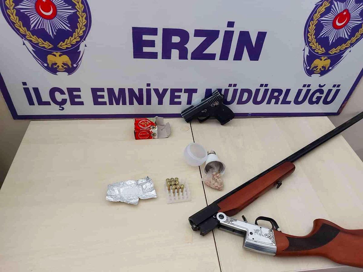Uyuşturucu operasyonunda 2 silah ile 59 adet uyuşturucu hap ele geçirildi