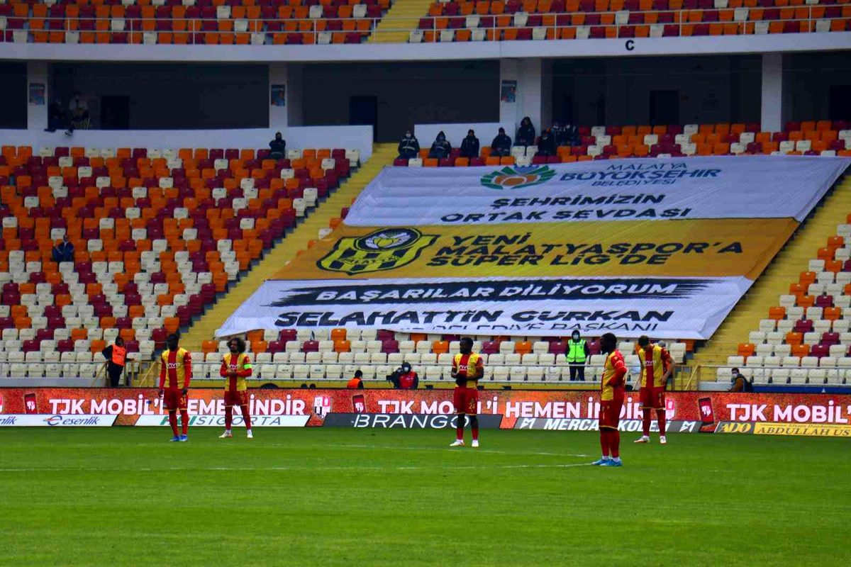 Yeni Malatyasporlu futbolcular maça protesto ile başladı